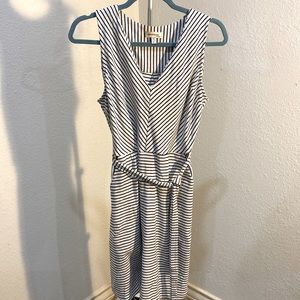 Sleeveless figure flattering linear dress